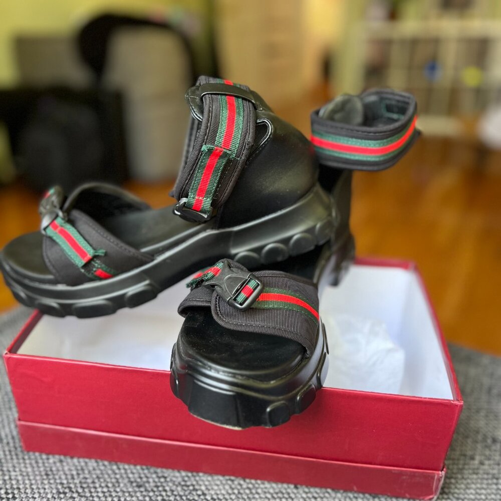 hella cute faux Gucci teva style light weight sandelss size 9
